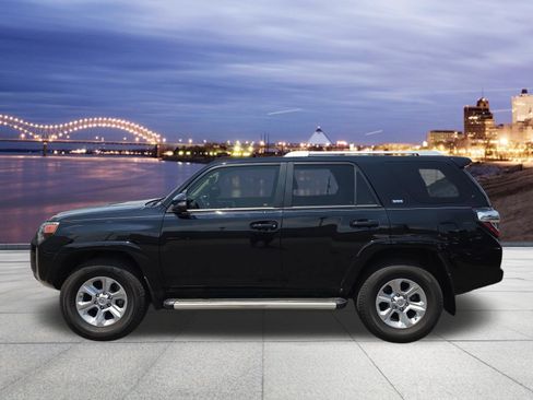 Used 2018 Toyota 4Runner SR5 Premium AWD/4WD image 2