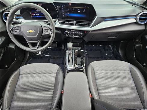Used 2025 Chevrolet Trax LT FWD image 16