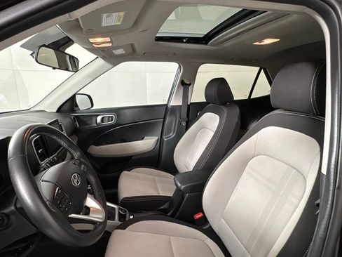 Used 2025 Hyundai Venue SEL FWD image 16
