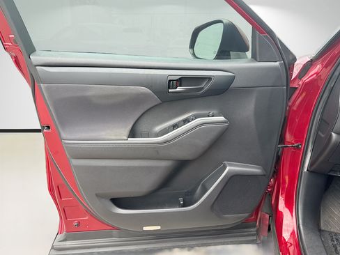 Used 2020 Toyota Highlander LE FWD image 23