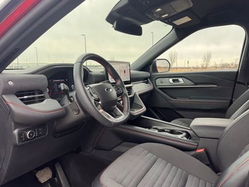 Used 2025 Ford Explorer ST-Line w/ ST-Line Street Pack image 8