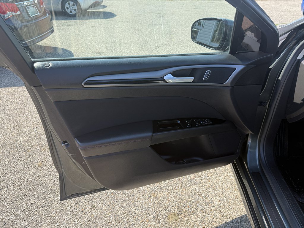 Used 2016 Ford Fusion SE FWD image 11