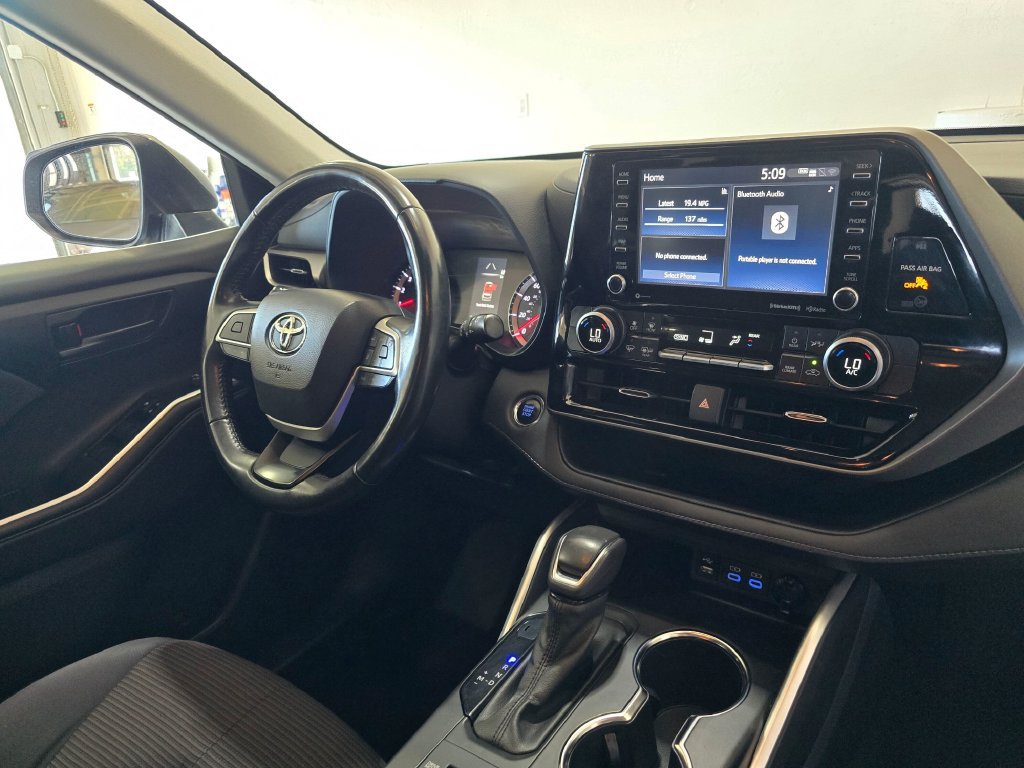 Used 2022 Toyota Highlander LE AWD/4WD image 32