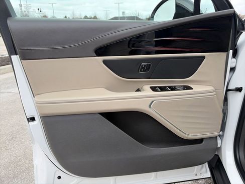 Used 2025 Lincoln Nautilus Premier image 15