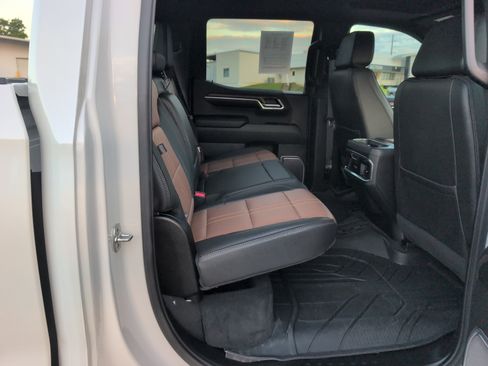 Used 2025 Chevrolet Silverado 1500 High Country AWD/4WD image 9