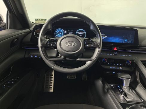 Certified 2025 Hyundai Elantra SEL FWD image 15