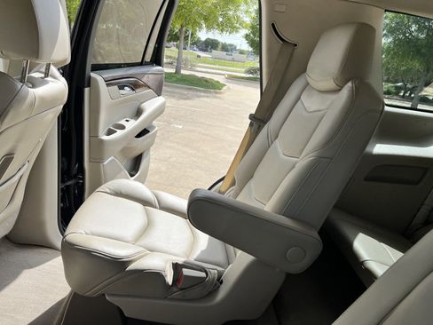 Used 2017 Cadillac Escalade Luxury RWD image 34