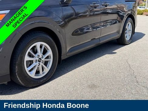 Used 2022 Kia Carnival LX FWD image 9