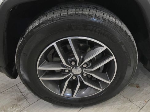 Used 2018 Jeep Grand Cherokee Limited image 10