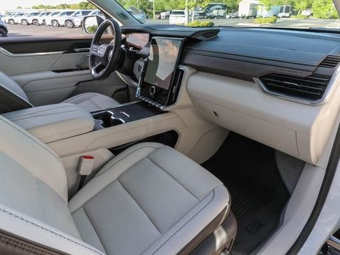 Used 2025 GMC Acadia Denali w/ Super Cruise Package FWD image 23