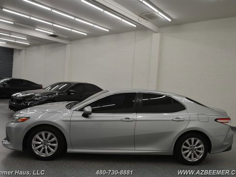 Used 2018 Toyota Camry LE image 4