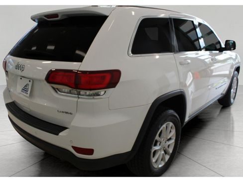 Used 2022 Jeep Grand Cherokee Laredo E AWD/4WD image 7