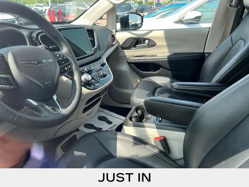Used 2024 Chrysler Pacifica Touring-L FWD image 27