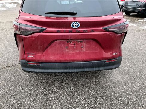 Certified 2025 Toyota Sienna XLE image 7