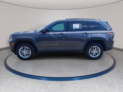 Used 2025 Jeep Grand Cherokee Laredo X w/ Luxury Tech Group I RWD image 8
