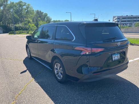 Certified 2021 Toyota Sienna XLE FWD image 3