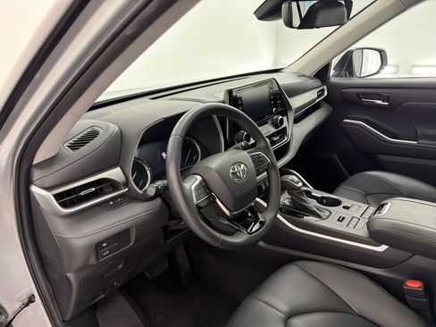 Used 2020 Toyota Highlander XLE AWD/4WD image 4
