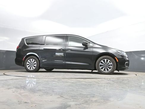 Used 2023 Chrysler Pacifica Touring-L FWD image 51