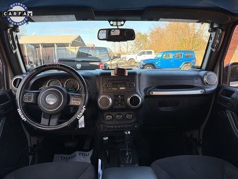 Used 2017 Jeep Wrangler Unlimited Sahara w/ Connectivity Group image 18