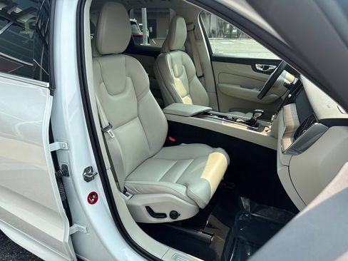 Used 2019 Volvo XC60 T6 Momentum w/ Multimedia Package AWD/4WD image 28