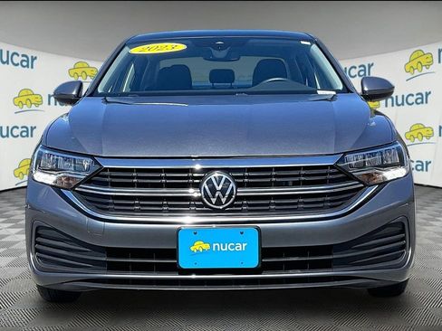 Used 2023 Volkswagen Jetta SE FWD image 2