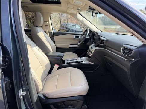 Used 2022 Ford Explorer XLT w/ Equipment Group 202A image 13