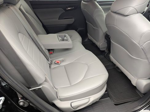 Used 2026 Toyota Highlander XLE image 14