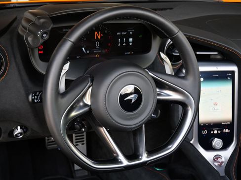 Used 2024 McLaren 750S Spider RWD image 9
