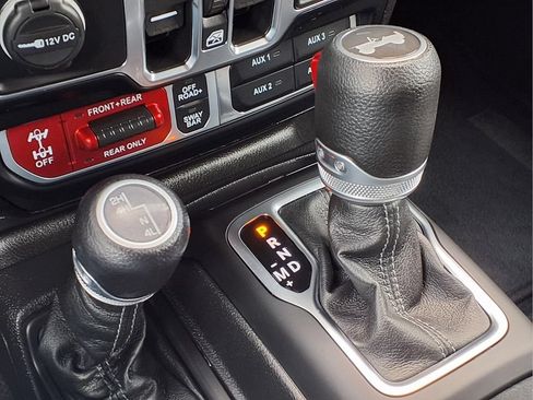 Used 2024 Jeep Wrangler Unlimited Rubicon w/ Technology Group AWD/4WD image 18
