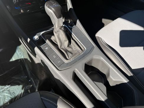 Used 2025 Volkswagen Jetta SE image 41