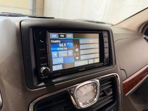 Used 2015 Chrysler Town & Country Touring FWD image 28