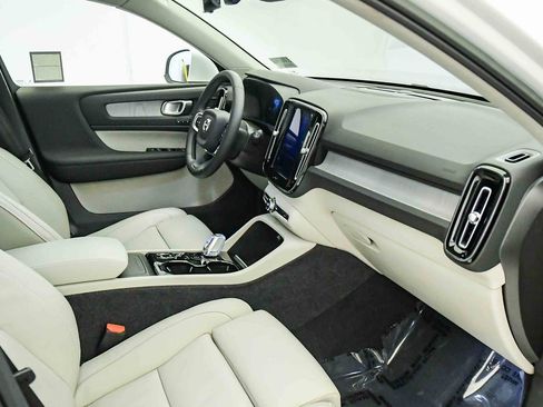 Certified 2023 Volvo XC40 B5 Plus w/ Driver Assist Package AWD/4WD image 16