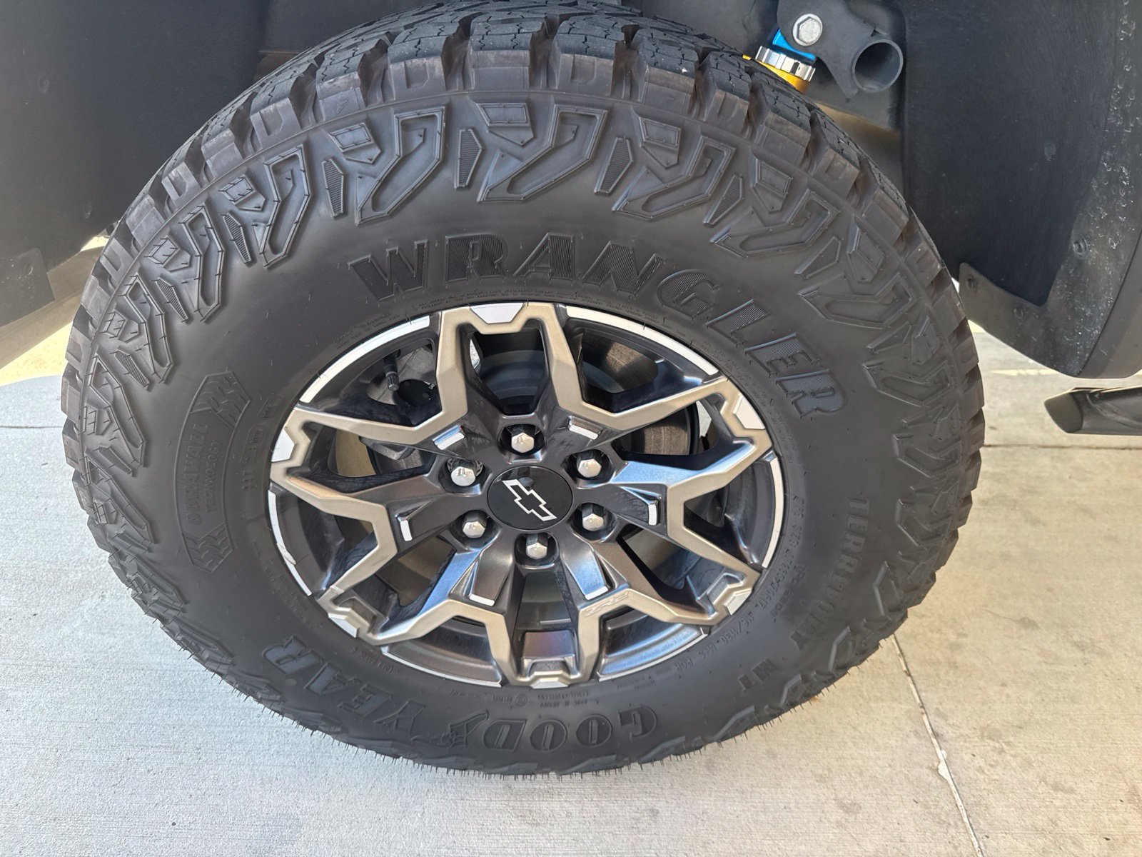 Used 2025 Chevrolet Colorado ZR2 w/ Technology Package AWD/4WD image 24