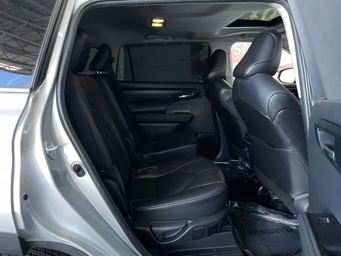 Used 2020 Toyota Highlander XLE image 20