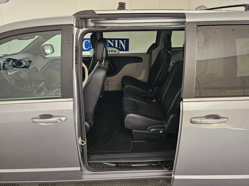 Used 2019 Dodge Grand Caravan SXT FWD image 20