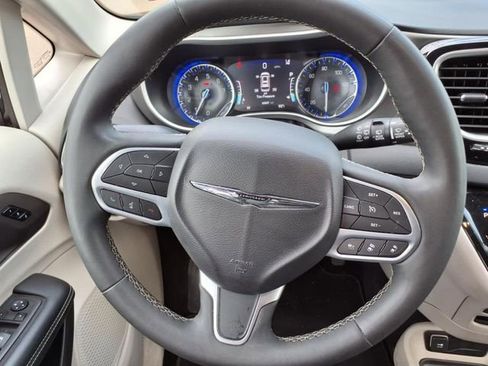Used 2023 Chrysler Pacifica Touring-L image 16