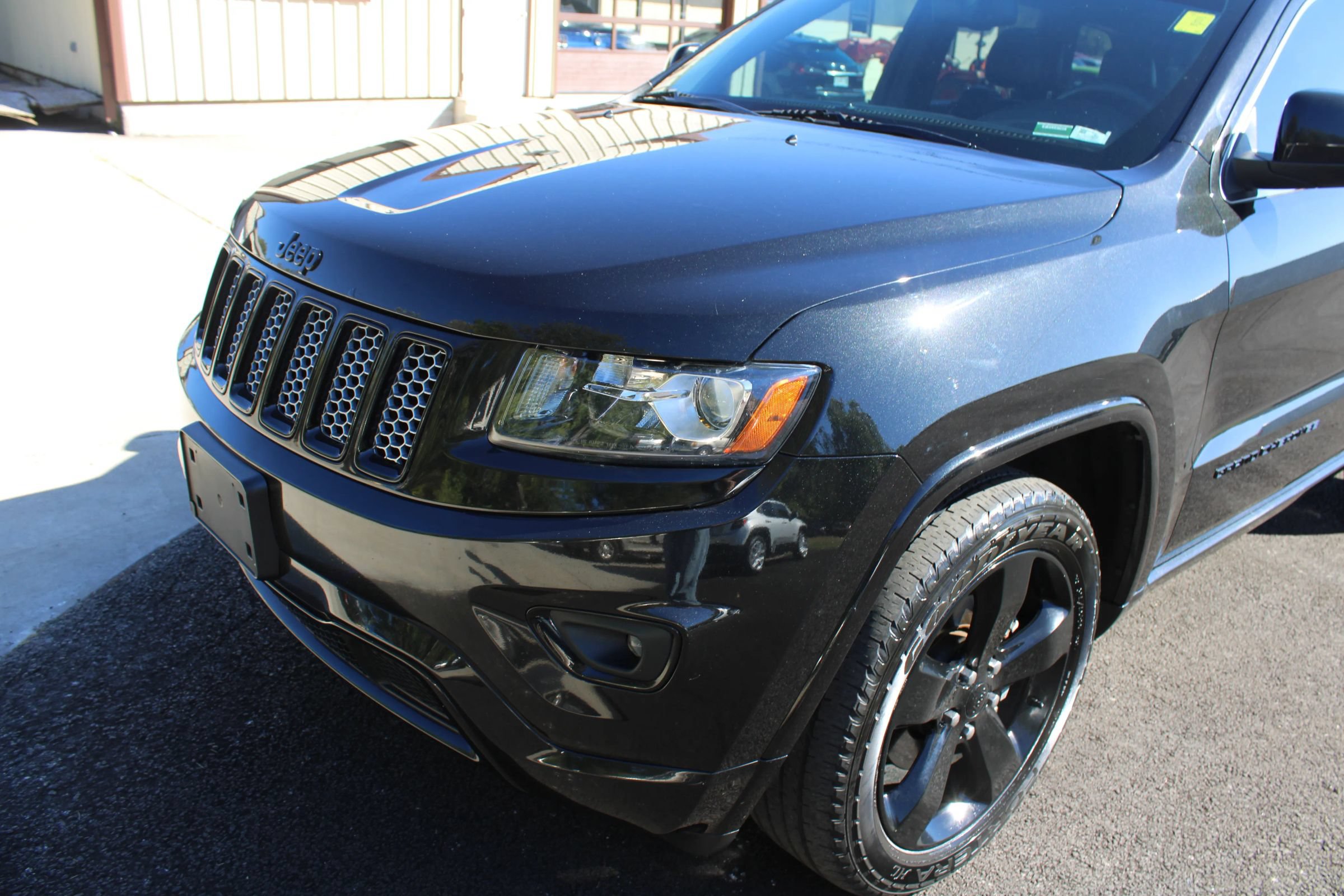 Used 2015 Jeep Grand Cherokee Laredo AWD/4WD image 3