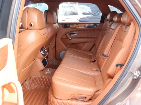 Used 2017 Bentley Bentayga image 12
