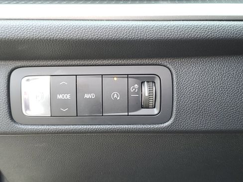 Used 2025 Chevrolet Traverse LT image 26