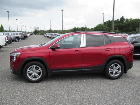Used 2024 GMC Terrain SLE w/ Driver Convenience Package FWD image 5