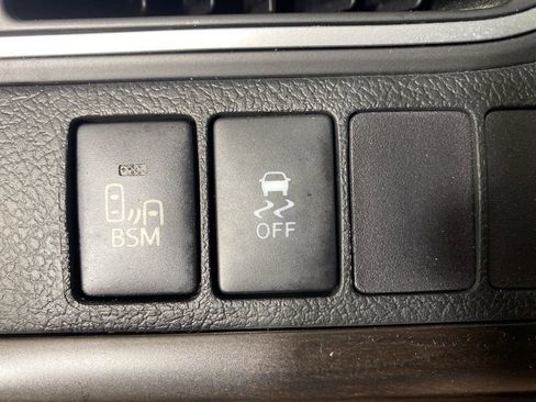 Used 2015 Toyota Camry XLE w/ Moonroof Package FWD image 14