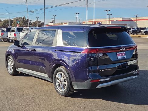 Used 2022 Kia Carnival LX image 2