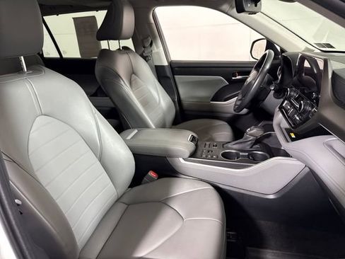 Used 2023 Toyota Highlander XLE image 13