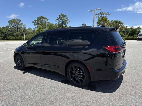 New 2027 Chrysler Pacifica Limited FWD image 5