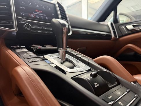 Used 2017 Porsche Cayenne AWD/4WD image 18