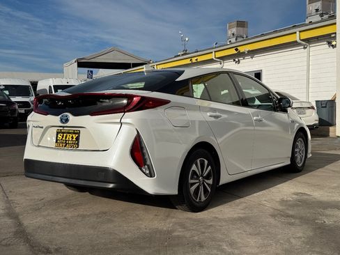 Used 2017 Toyota Prius Prime Plus w/ Preferred Accessory Package FWD image 11