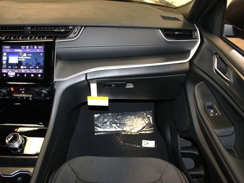 New 2025 Jeep Grand Cherokee Laredo X w/ Luxury Tech Group I image 31