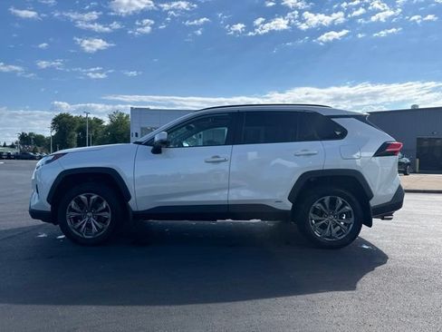 Used 2022 Toyota RAV4 XLE Premium AWD/4WD image 4