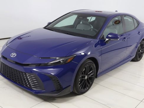 Used 2025 Toyota Camry SE image 21