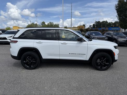 Used 2023 Jeep Grand Cherokee Altitude AWD/4WD image 11